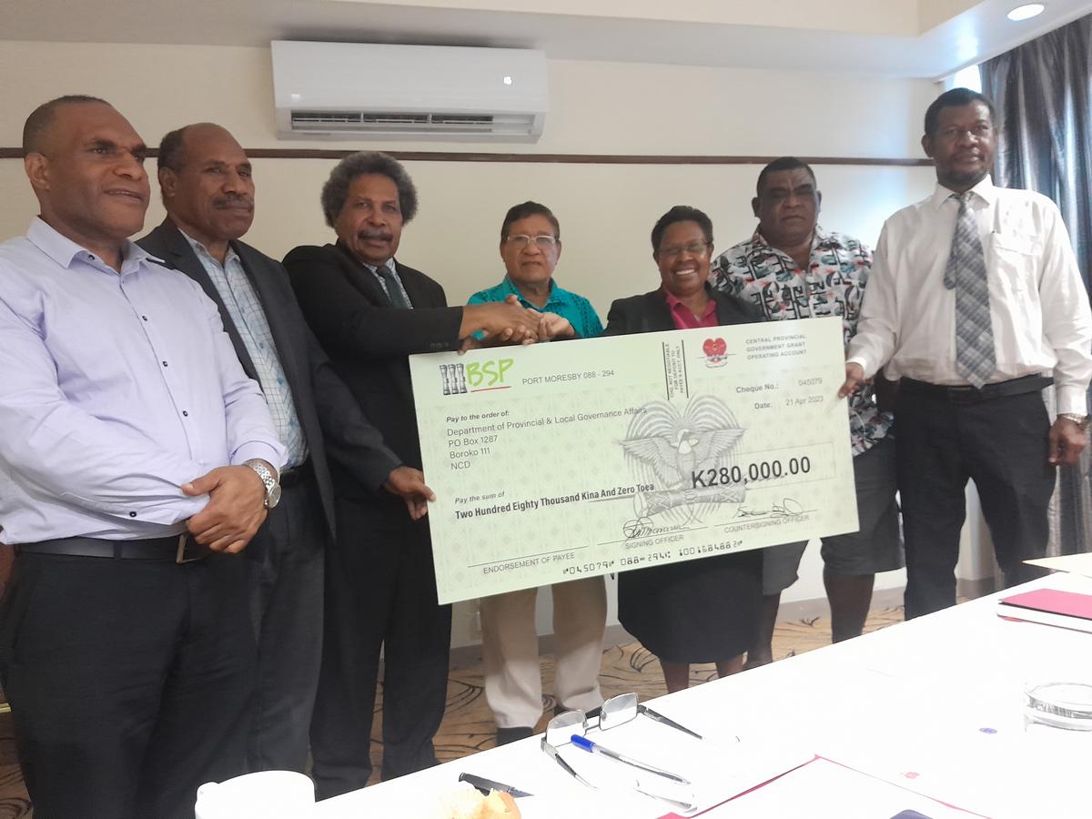 Central Provincial Government Presents a Cheque of K280,000 as counterpart funding for Rural Service Delivery Project